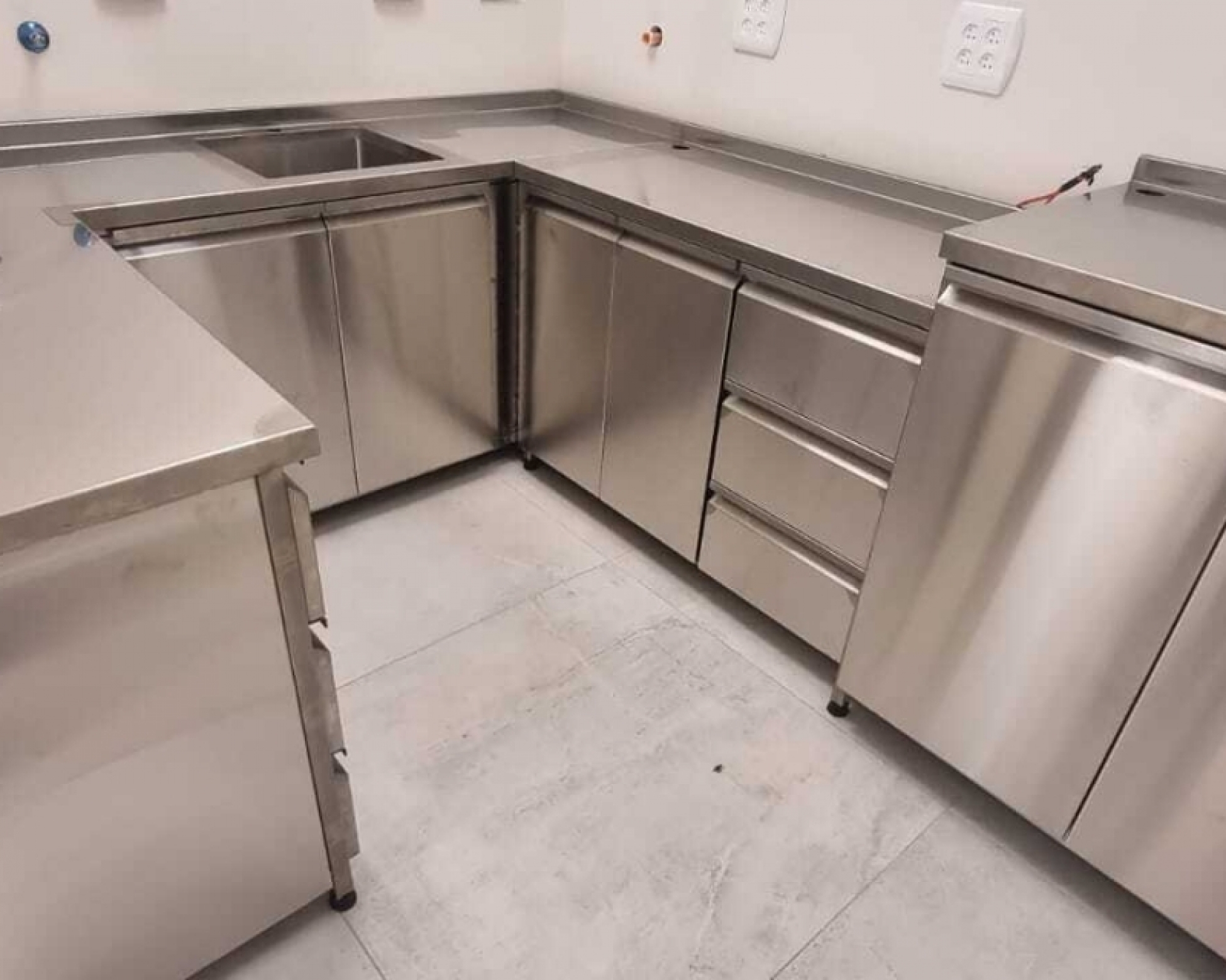 ארון נירוסטה פינתי למטבח, גרסת תמונה של מובייל